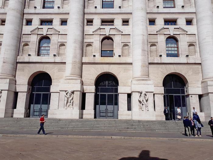 Borsa: Milano (+0,3%) accelera dopo Visco