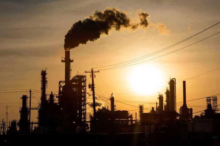 Petrolio: in calo a New York a 76,23 dollari