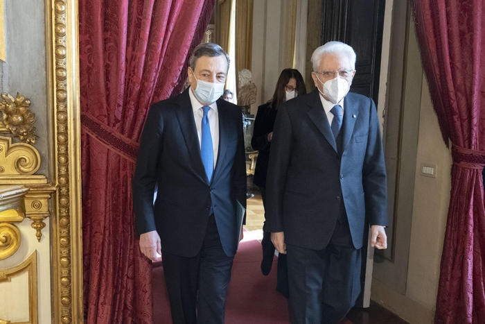 Cdm: applauso per Mattarella. Draghi accelera: mercoledì nuovo Consiglio dei ministri su Pnrr