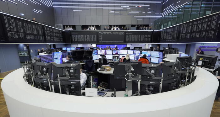 Borsa: Europa debole dopo dati inflazione, salgono i tassi